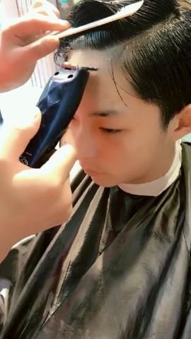 长相清秀的小哥想换个洋气的发型，剪完后秒变小鲜肉