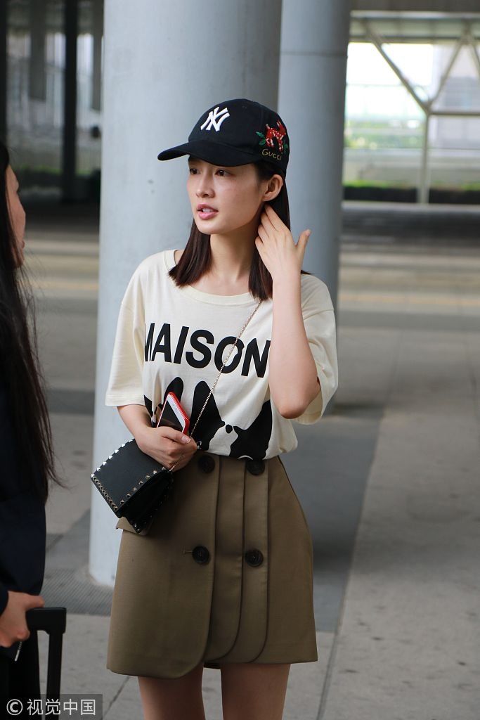 李沁素颜露雀斑皮肤略暗沉  白T配军绿短裙秀美腿