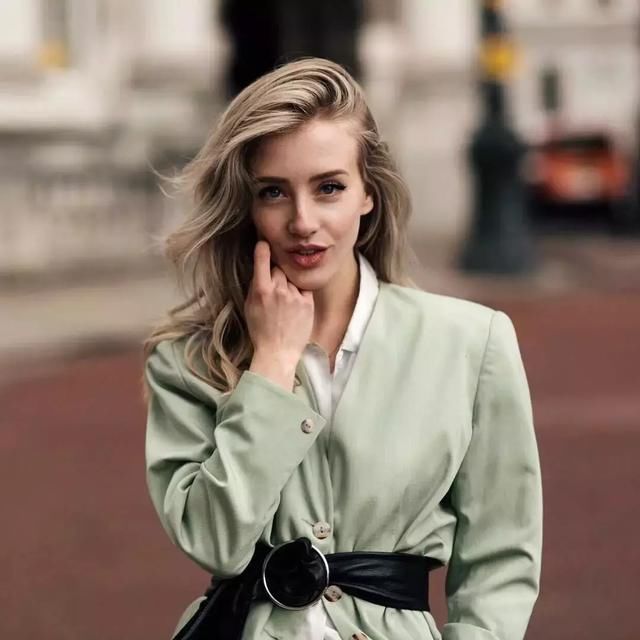 初代博主，最爱的还是她-换季穿衣没灵感?从她身上能找到!