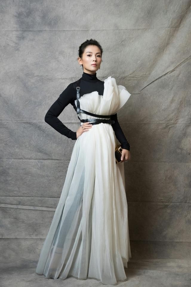 刘涛穿印花裙现身，大红唇无敌了，网友：这是40岁最美的模样！