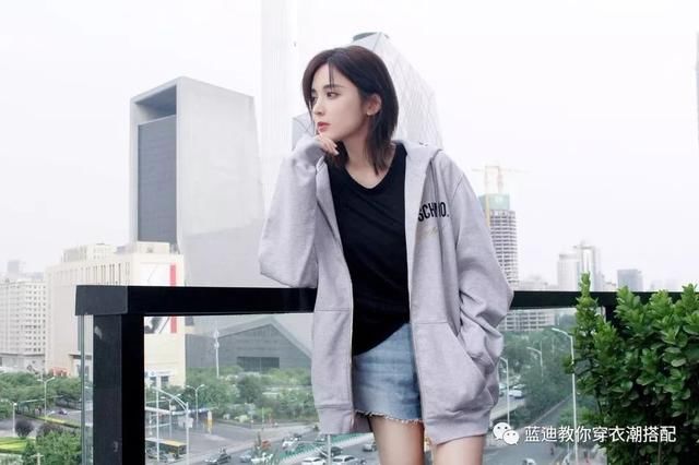 古力娜扎，张俪，王智最近曝光了一组街拍，印花吊带长裙