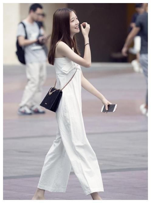 街拍：图四穿开叉超短裙，微胖有“肉感”的美腿，令人一眼难忘！