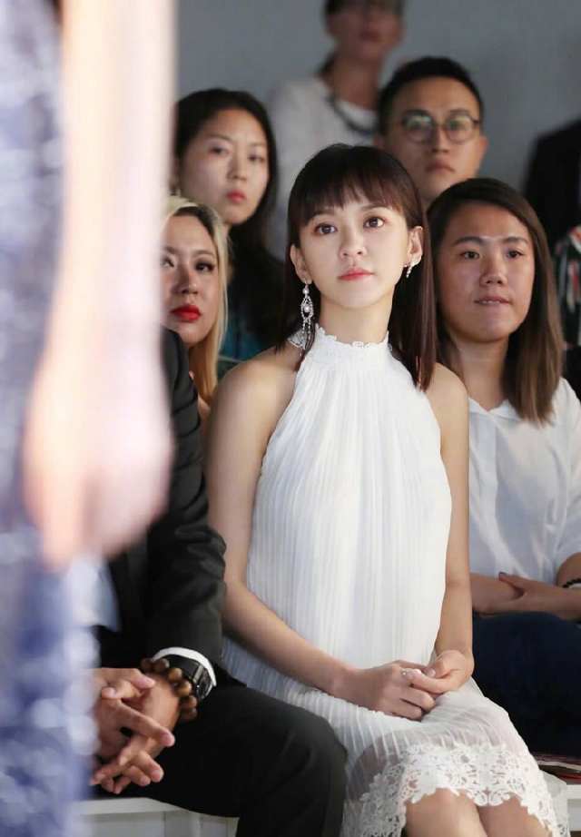 “准妈妈”陈意涵出席时装周,小白裙穿出少女感,可高跟鞋亮了!