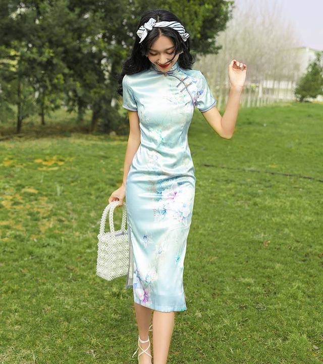  『中袖』路人街拍,姑娘身材好气质佳,搭配黑色的中袖上衣,时尚吸睛