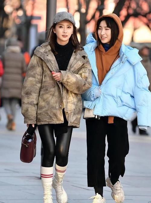  【美女】街拍：皮肤白皙的美女，一件蓝色衬衫配白色背带裙，时尚优雅气质