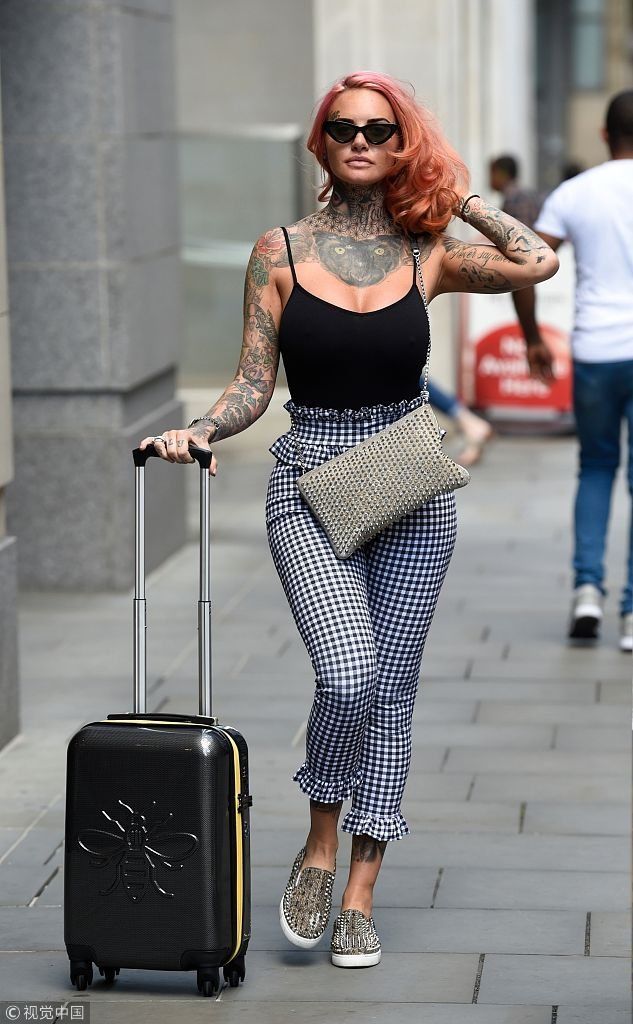 纹身上面长个脸！杰玛露西橘红色新发型臭美不停 肥臀大胸凹造型