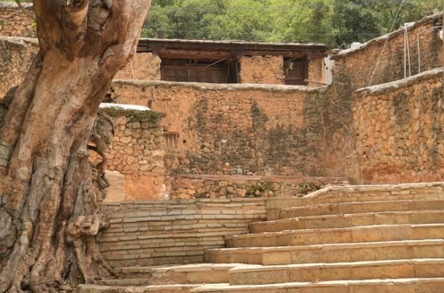 国内“最奢侈”村庄，用化石建房子，现成旅游景点吸引众多游客!