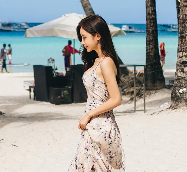 时尚街拍，海滩边的吊带连衣裙小姐姐，白嫩肌肤，穿出少女风采