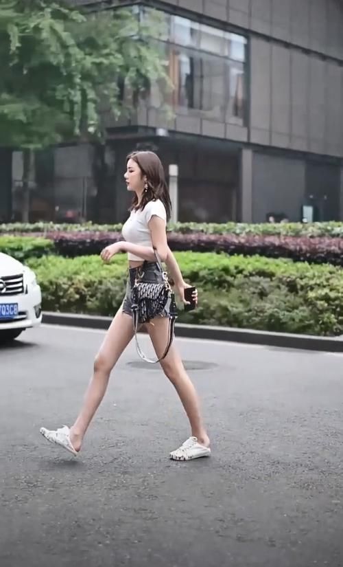  「美女」是时候表演真正大长腿了：美女一步跨3层阶梯，一看短裤我沉默