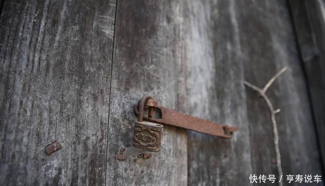 “悬崖”上废弃的窑洞村： 全村娶妻难, 50年间仅娶进一个媳妇儿