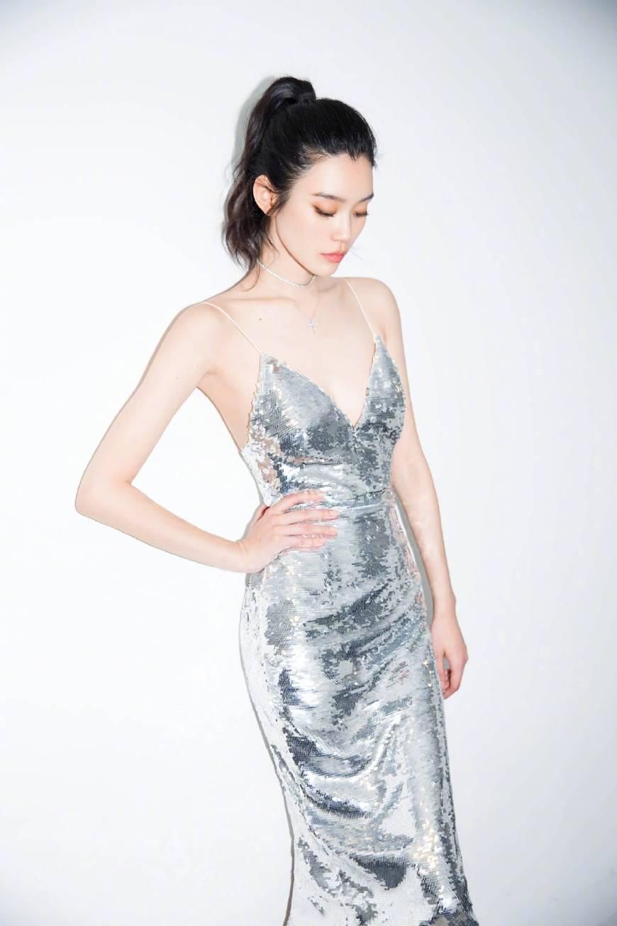 超模奚梦瑶真的是“吊带女王”，身材好得没话说，网友:美中不足