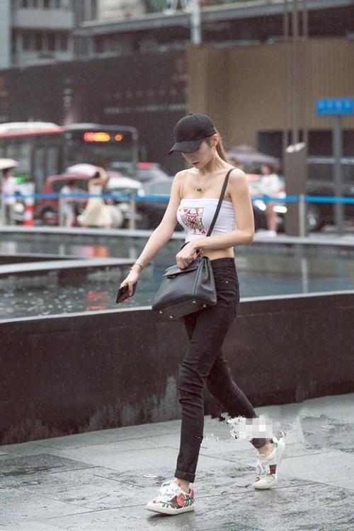 街拍 美女最尴尬的是丰满的上身使得短袖露出肚脐，真是一言难尽