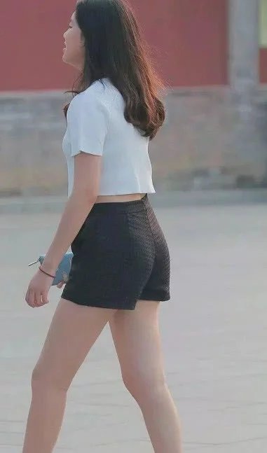 玩耍中的小姐姐被路人吸引，网友：就你这身段，谁看见了都会把你