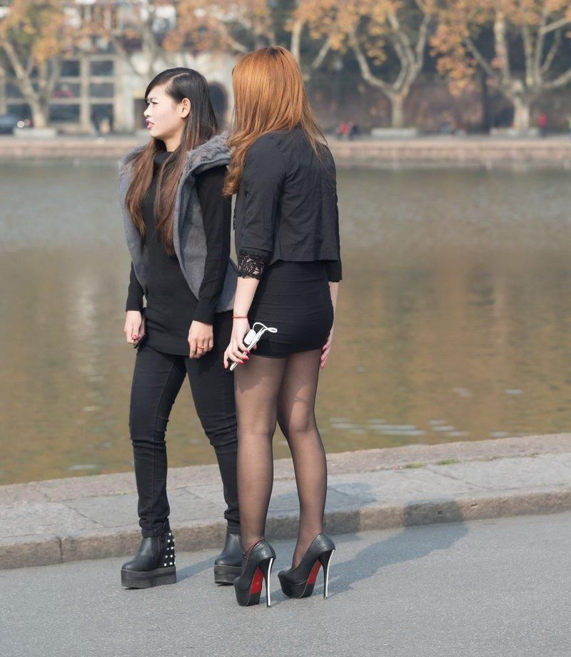 公园街拍穿制服短裙美女，穿细长高跟鞋尽显修长美腿！