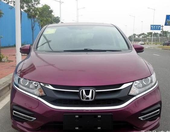 选家用的6座车，先看了这台再说，百公里仅耗油6.4L