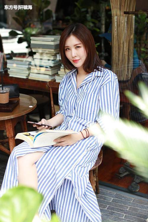 田朴珺穿高跟鞋时尚性感，当她换上平底鞋，网友：有些尴尬了！