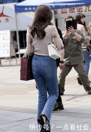 时尚姐姐穿上了牛仔裤，路人大叔要为她照个相，养眼！