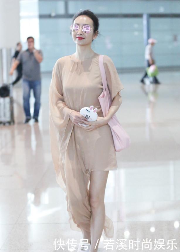 王鸥穿一身“师太”装，好身材完全裹不住，造型师很有想法！