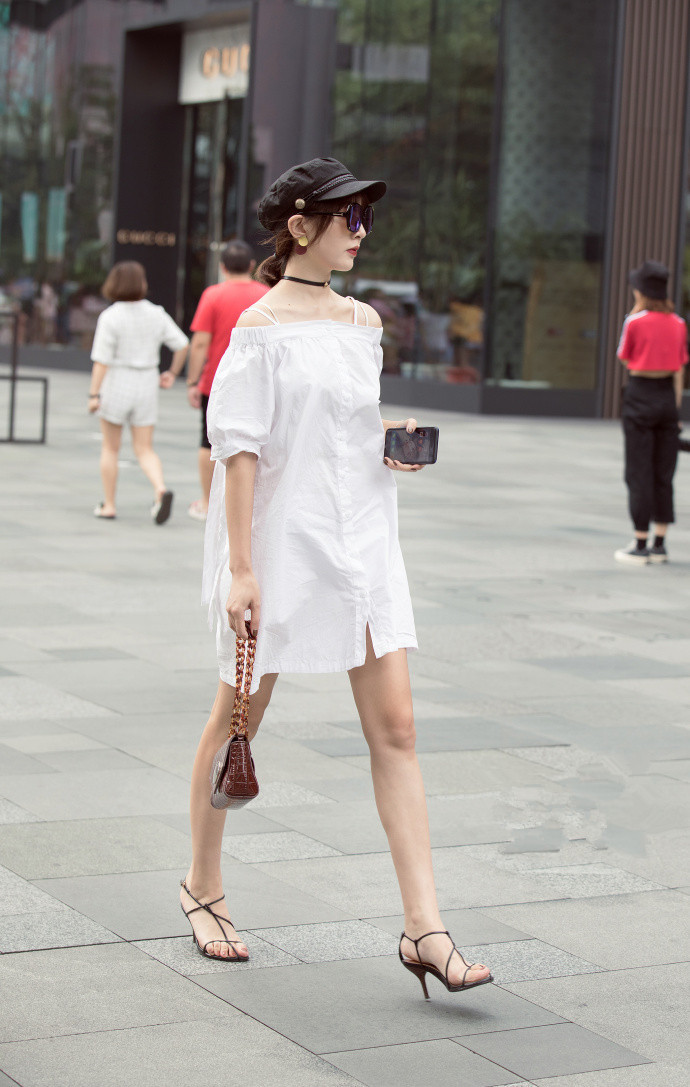 路人街拍：穿黄色连衣裙的小姐姐，吊带设计秀出白皙性感的锁骨