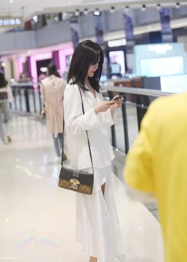  『漂亮』现代都市女孩配搭高跟鞋子，气魄十足又漂亮