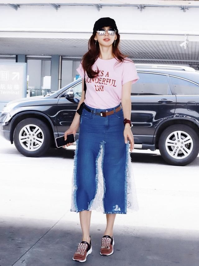 44岁林志玲还玩少女风，牛仔裙上披薄纱，年轻的不止一点点啊!