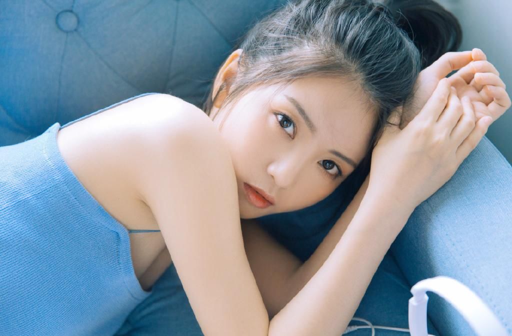 酥胸吊带美女白皙撩人性感写真图片