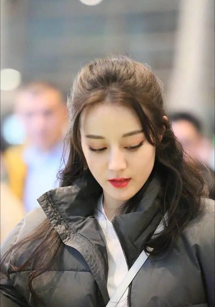 热巴瘦出新高度，细如麻杆的腿还多一条缝，网友:穿最小号都大吧