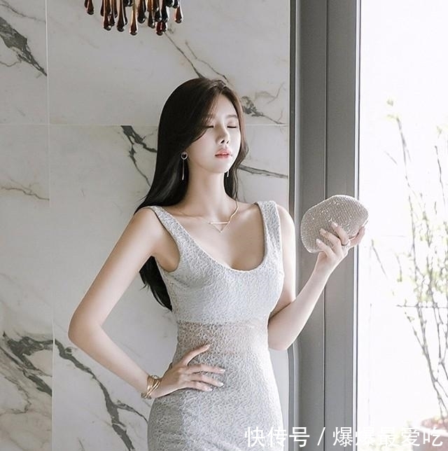  『瞬间』性感吊带长裙小姐姐, 曼妙身材彰显端庄魅力, 瞬间让你心动
