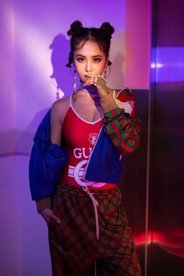 女星同穿运动服，蔡依林性感外露，戚薇长腿撩人，宋茜接地气！