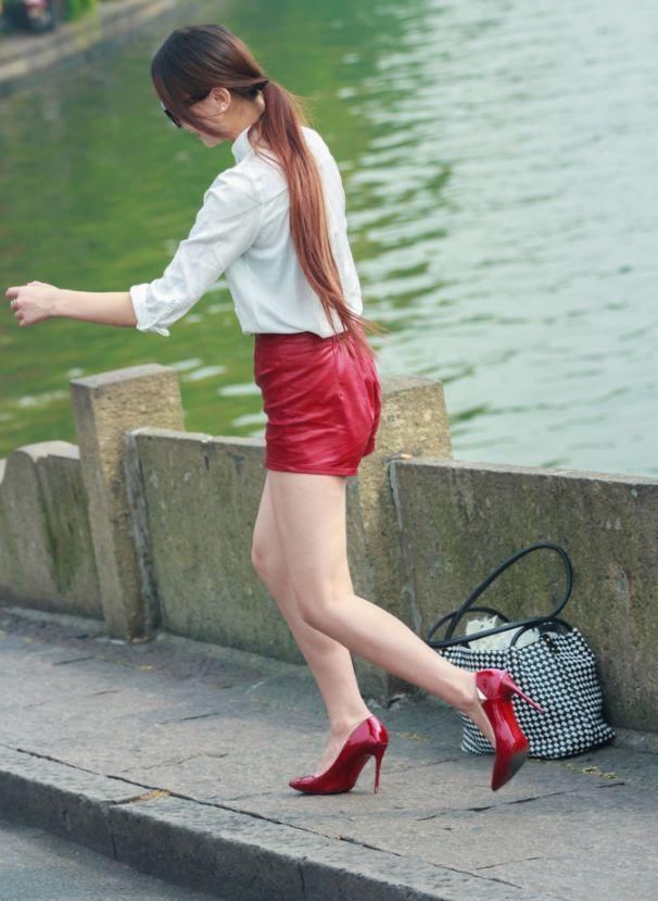 街拍:穿红色短裤,在湖边拍照玩耍的美腿女神