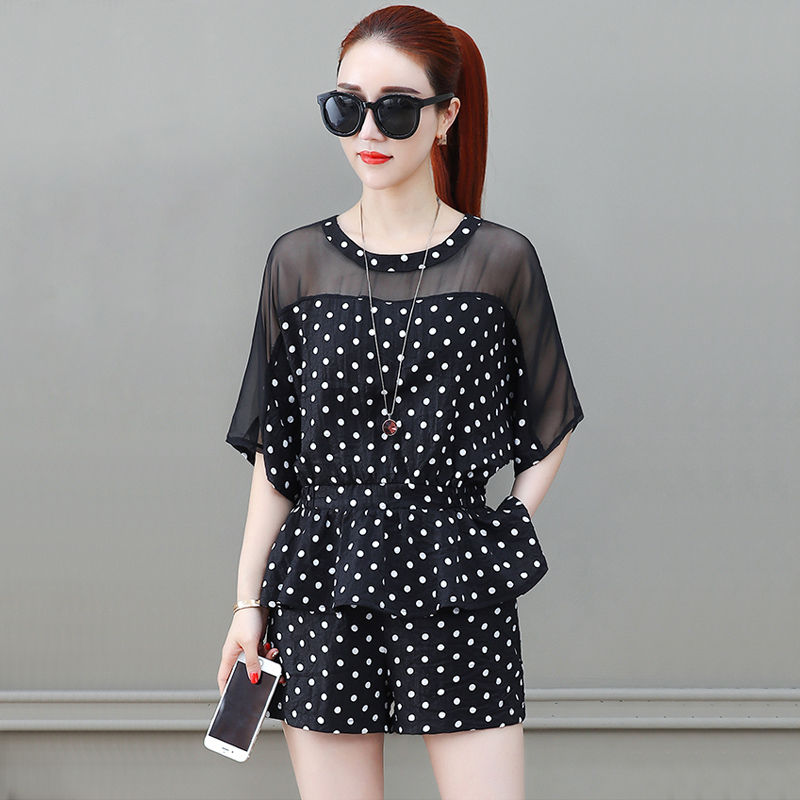 如果你不喜欢长裙，建议你穿短裤套装+裸鞋，拉长身材显高雅