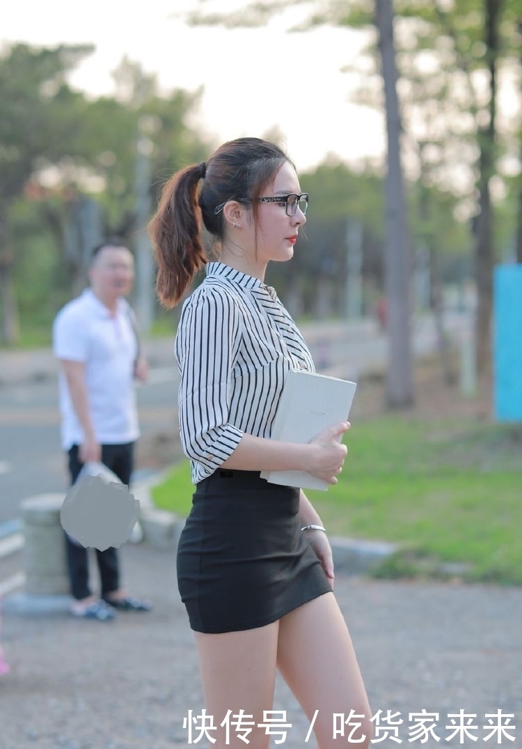 「简洁」路人街拍:夏日街头的OL小姐姐,简洁大气才是精髓!