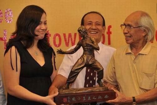 李小龙女儿现身破身亡谣言，已经是女强人，正在筹拍李小龙传记