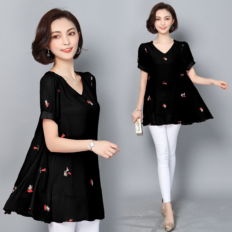 堂姐的婆婆真是洋气，身上的雪纺衫精致高雅，快60看起来像40