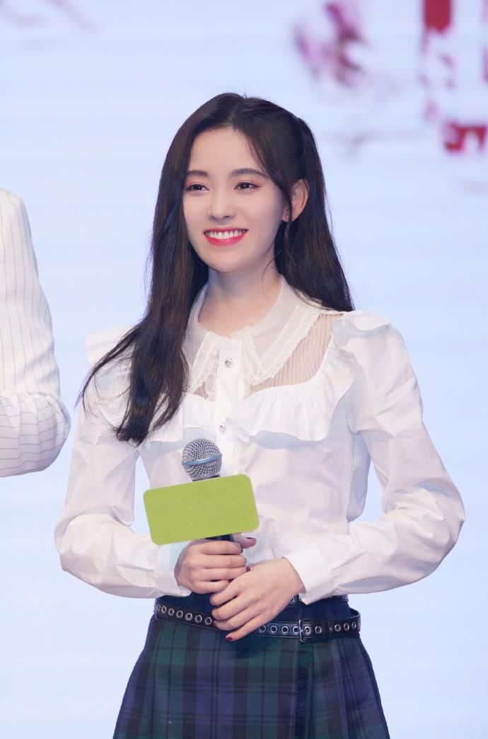 159的鞠婧祎太心机，下衣失踪穿出180腿长，网友:矮子也能成超模