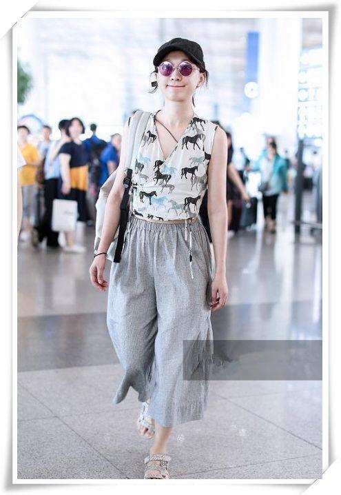 当39岁陈乔恩和43岁周迅同穿无袖背心，网友：气场差距有点尴尬！