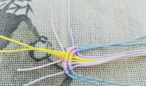  #中央位置#结绳编织，斜卷结就能编出的小挂件，辟邪小鞋子挂饰附教程！