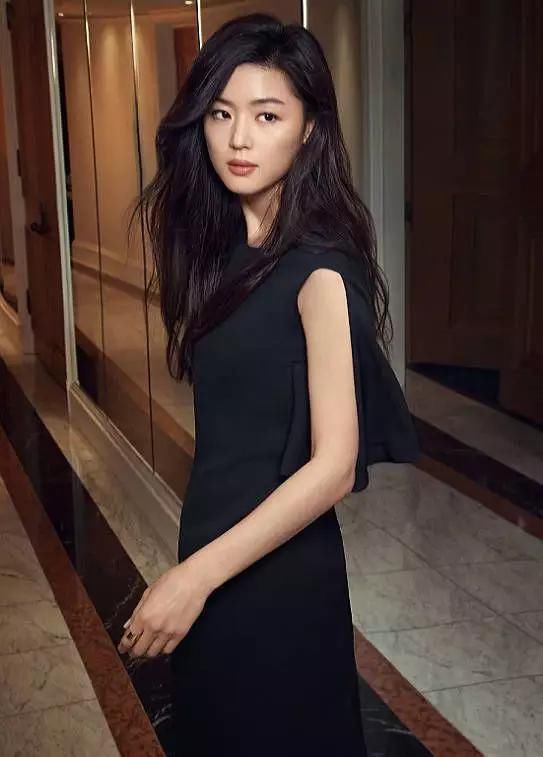 全智贤出席活动，穿低胸裙大秀性感，可肚子上那坨肉是什么鬼？