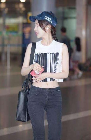 李菲儿真的太敢穿了，机场私服女人味十足，开扣裤子设计最是大胆