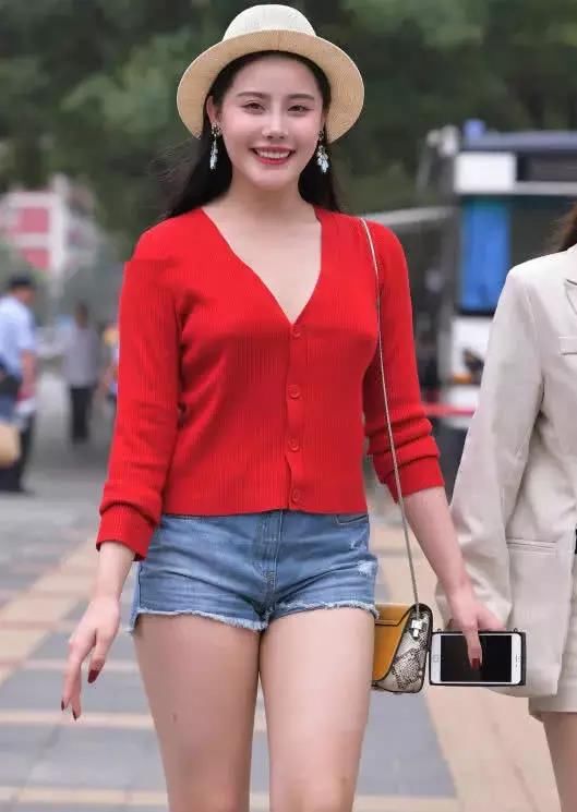 微胖小姐姐与闺蜜逛街有说有笑，心情很好