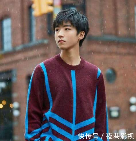 李易峰街拍打55分，邓伦街拍打92分，而他给138分都不嫌多