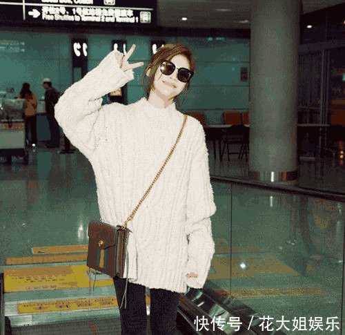 都以为换了眉型的杨紫美了 巴黎一回来却穿起前年流行的毛衣