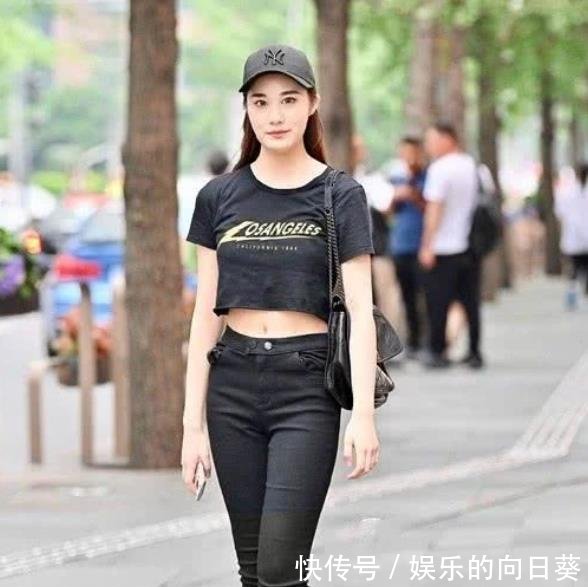 美女■街拍天生丽质的美女,一件紫色背心配黑色运动裤,青春活力气质