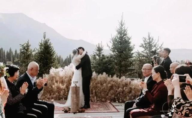  新人们：当前形势，婚礼应该怎么办？