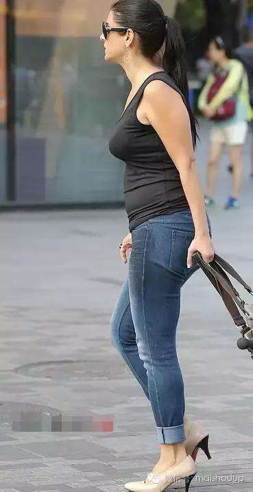 街拍：30多岁的成熟美人，身材略显走样也不影响她的魅力!