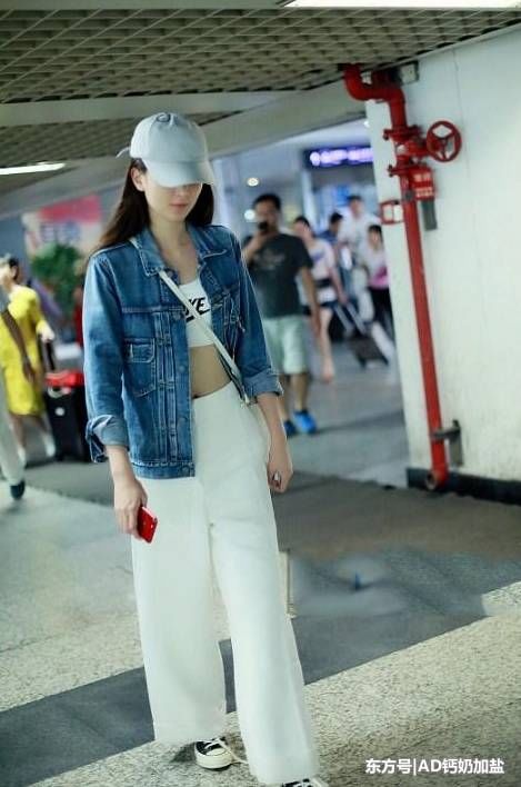 25岁乔欣真敢穿!牛仔外套里穿了一件运动内衣，网友:没马甲线