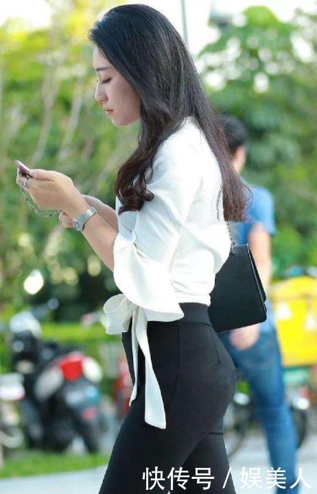 『 美女』身姿丰盈，展现精致的玲珑曲线，街拍：个性时尚的美女