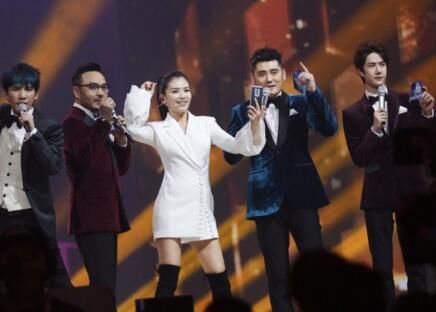 很好奇刘涛等女星这样的穿着，下面穿的到底是短裙还是短裤