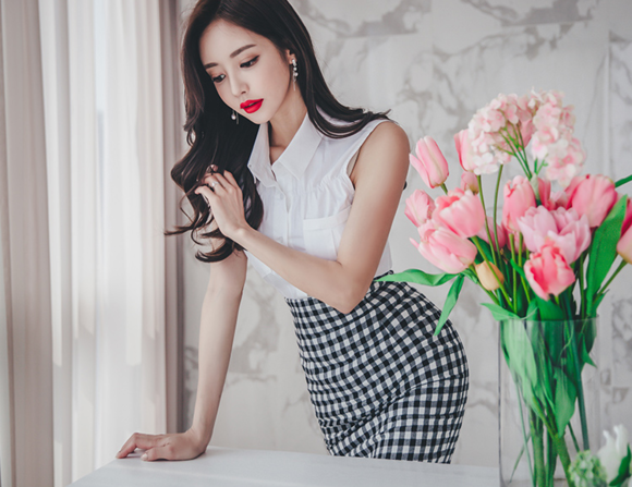 女神孙允珠，鲜郁花蕾釉彩净白职场蕾丝裙