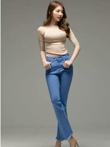 牛仔裤简约的美让你更轻松，自然的具有满满的女人味！